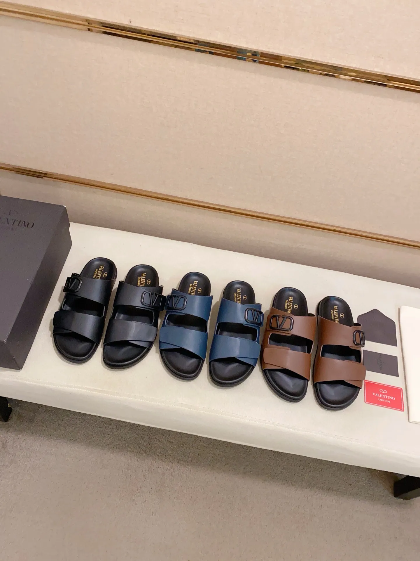 Men's shoes💰: 440💰[Valentino] New men's boutique slippers, counter quality, classic plaid, the actual workmanship is quite complex🔰The uppers are made of imported fabrics➕🐑Sheepskin lining, which tests the craftsman's craftsmanship➕original PU outsole. Size: 38-44 (45 can be customized, non-refundable)